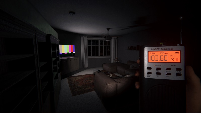 Phasmophobia: using a spirit box in the Tanglewood home livingroom.